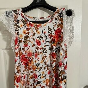 Women’s blouse - Femine flutter lace cap sleeves - colorful floral print
